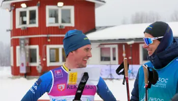 Rasmus Wickbom och förbundskapten Martin Hammarberg är glada efter målgång under en tävling i Kemi, Finland.