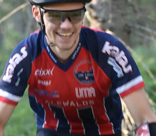 William Ernlund från OK Linne provar på mountainbikeorientering vid MTBO SM i Örnsköldsvik