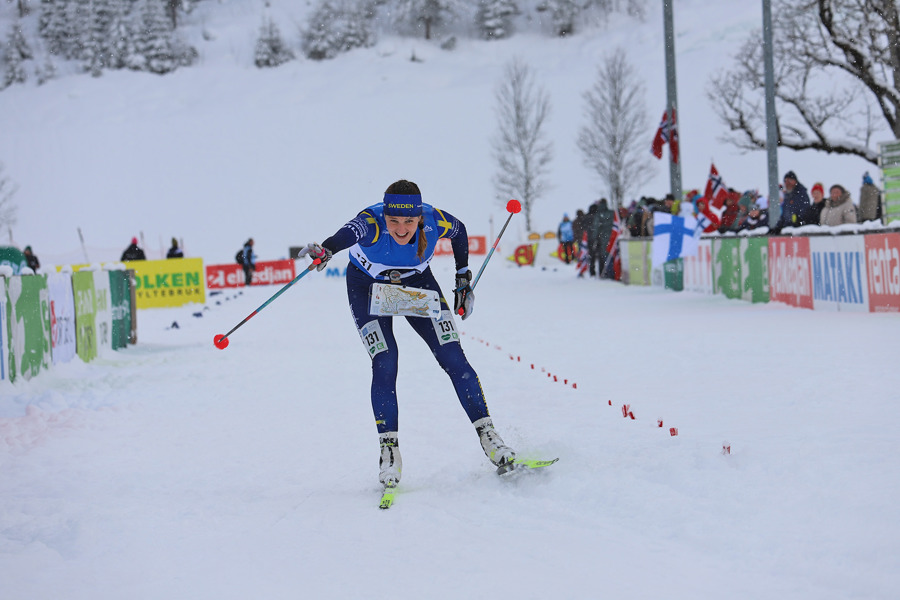 Magdalena Olsson spurtar i mål som guldmedaljör på sprinten vid VM i Ramsau i januari 2024. Bild: Johan Trygg.