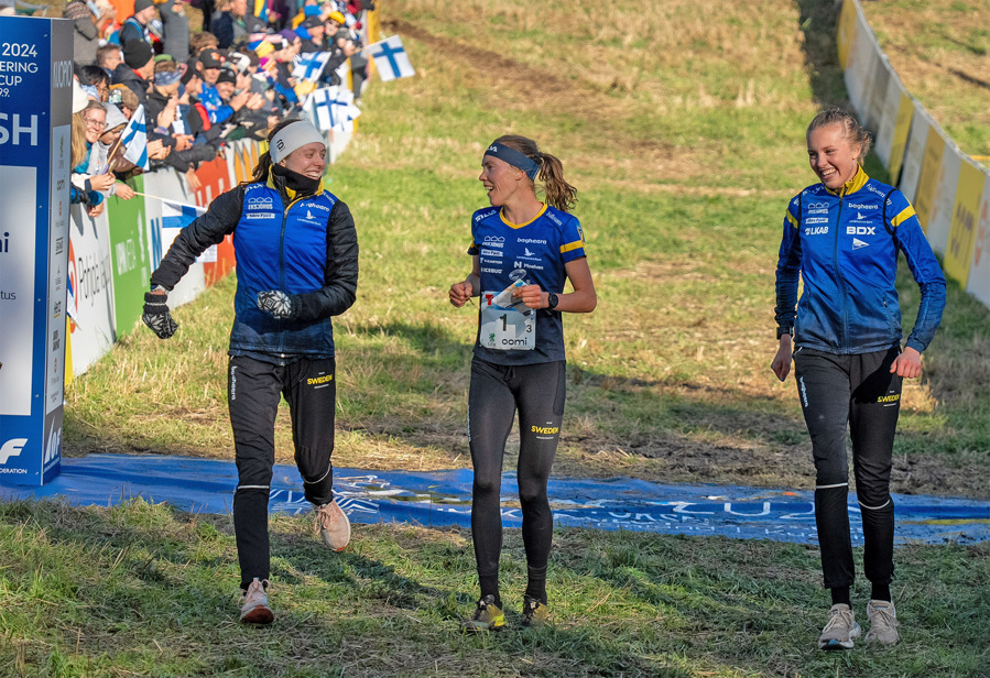 Glada miner när Sanna tillsammans med Tove Alexandersson och Hanna Lundberg springer över mållinjen som vinnare av världscupstafetten i Finland i höstas. Bild: Tero Marjamäki.