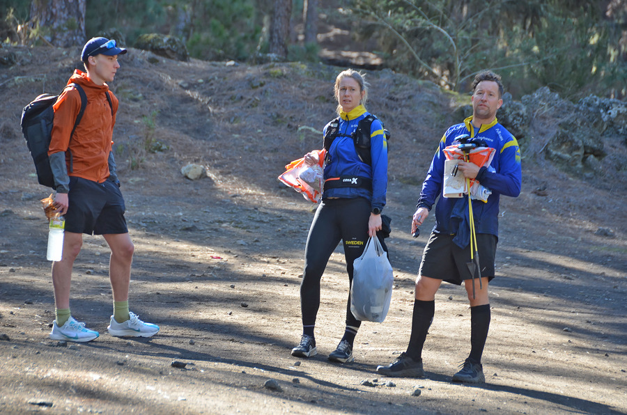 Emil Svensk, Lina Strand och Håkan Carlsson packar ihop efter ett av skogspassen på Teneriffa. Bild: Sara Hagström.