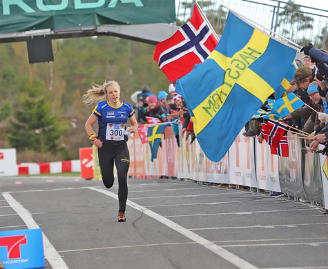 Sara Hagström spurtar mot seger på världscupens medeldistans i Östfold, Norge. 