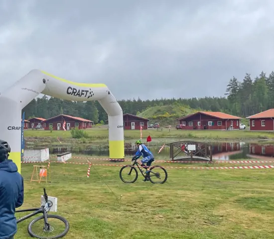 Målgång vid Svenska cupen i MTBO i Glasriket.