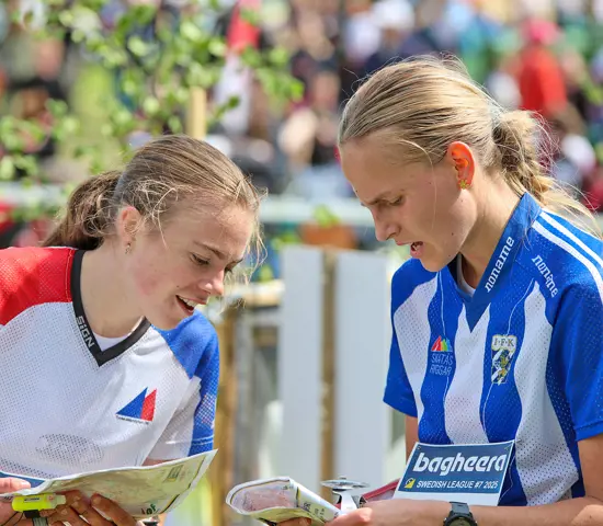 Freja Hjerne och Signe Hördegårdh ligger etta och tvåa i D20-klassen på Swedish League.