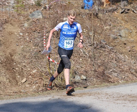 Anton Johansson på väg mot seger i Valdemarsvik.