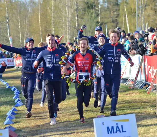 Albin Ridefelt för OK Linné till klubbens första seger på Tiomila i Ånnaboda 2022. Här springer han tillsammans med hela laget över mållinjen. 