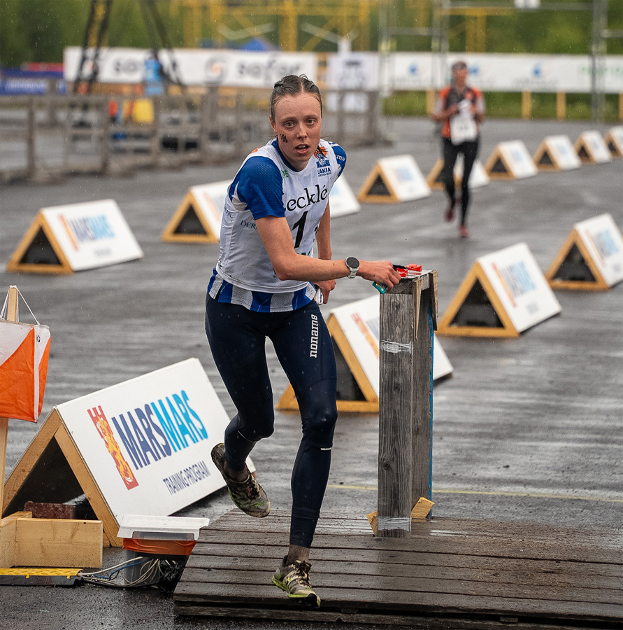 Sanna växlar i täten på Venla efter sträcka tre förra sommaren. Bild: Hugo Mattsson.