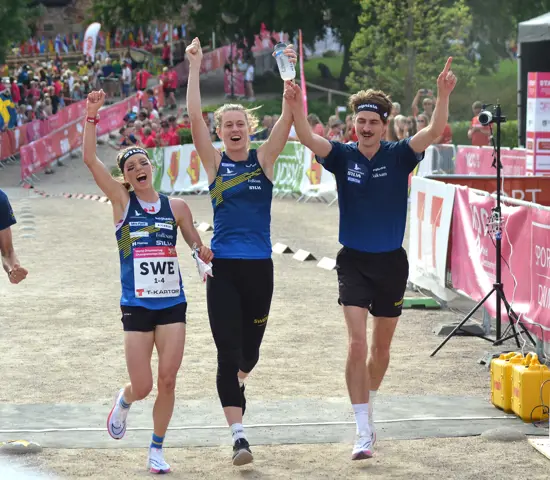 Gustav Bergman, Tove Alexandersson, Lina Strand och Max Peter Bejmer jublar vid VM-guldet i sprintstafett i somras.
