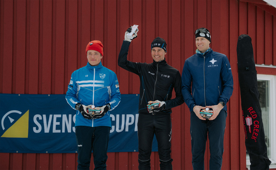 Söndagens topp tre i H 21. Från vänster: Tvåan Jonatan Ståhl, ettan Rasmus Wickbom och trean Gustav Nordström. Bild: Simon Buser.