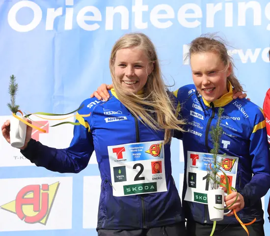Sara Hagström och Tove Alexandersson efter dubbelseger på världscupen i Norge våren 2023.