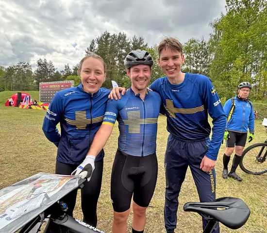 Sverige avslutade MTBO-EM i Litauen med en fin bronsmedalj i mixstafetten. Från vänster: Elvira Larsson, Rasmus Nordgren och Sverre Röjgård.