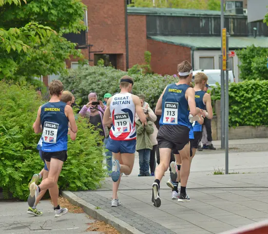Sex löpare ger sig iväg på knockout-sprint i Borås.