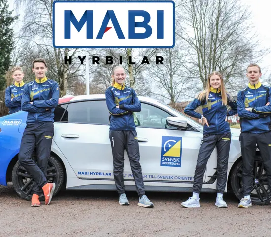 Löpare från det svenska orienteringslandslaget står framför en hyrbil från MABI.