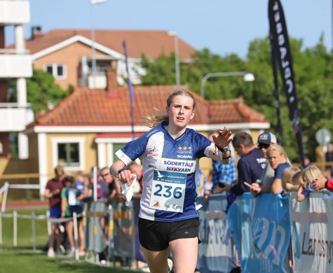 Klara Borg spurtar i mål på sprint-SM där hon tog silver fyra sekunder bakom vinnaren Elsa Sonesson. 