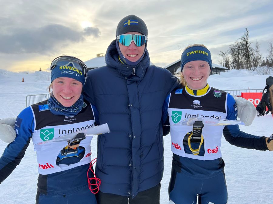 Förbundskapten Martin Hammarberg i mitten med Lisa Larsen till vänster och Linda Lindkvist