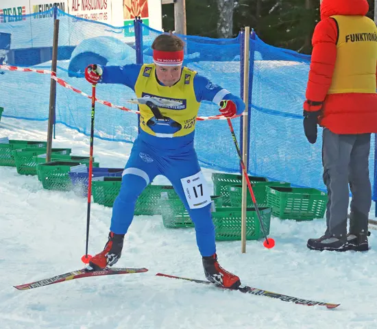 Jonatan Ståhl med full fart från start vid Svenska cupen i skidorientering i Örnsköldsvik.