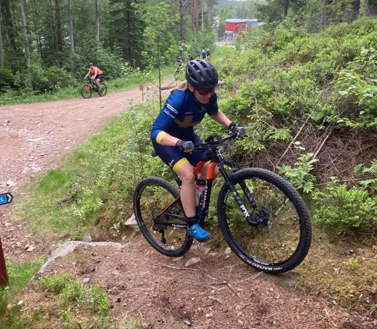 Anna Tiderman i landslaget i mountainbikeorientering på träning