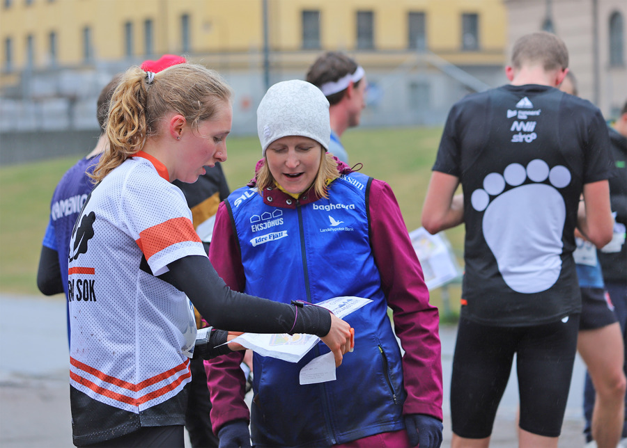 Förbundskapten Emma Martner diskuterar med Karlskrona SOK:s Alma Svennerud efter sprinttest i Stockholm. Bild: Tilda Andersson.