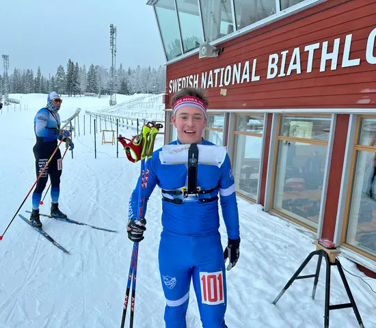 Jonatan Ståhl nöjd segrare på masstarten i Östersund. I bakgrunden tvåan Gustav Nordström. 
