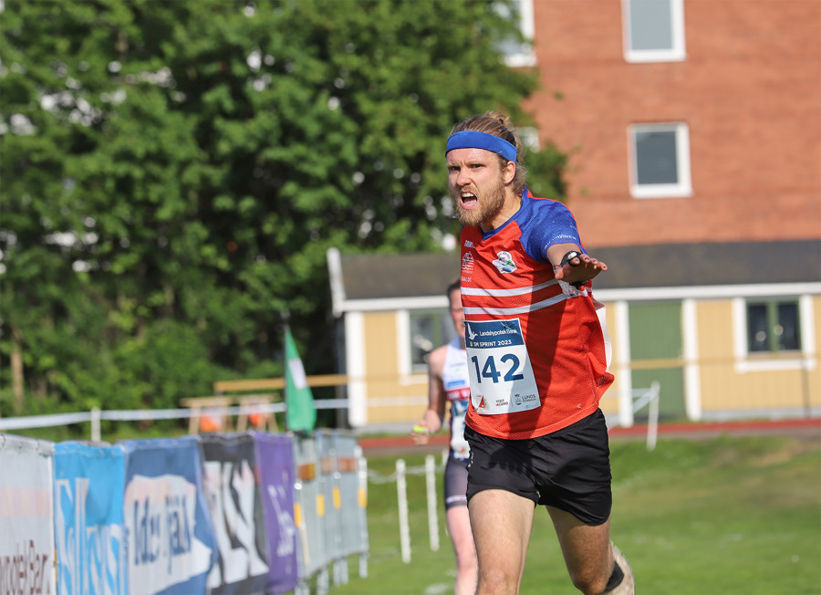 Gustav Bergman korsar mållinjen på sprint-SM i Lund.