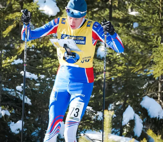 Tim Lundberg stakar fram med fokuserad blick under SM i skidorientering.